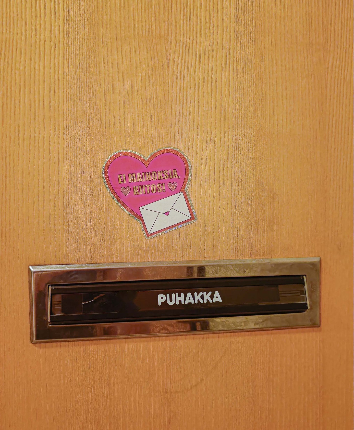 Ei mainoksia -tarra oveen tai postilaatikkoon pinkki kuori