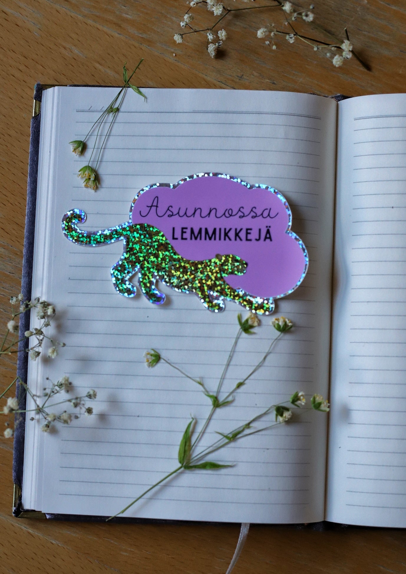 Asunnossa lemmikkejä- tarra oveen